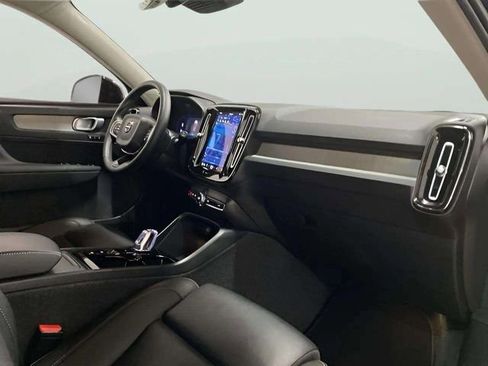 Used 2025 Volvo XC40 B5 Plus image 23
