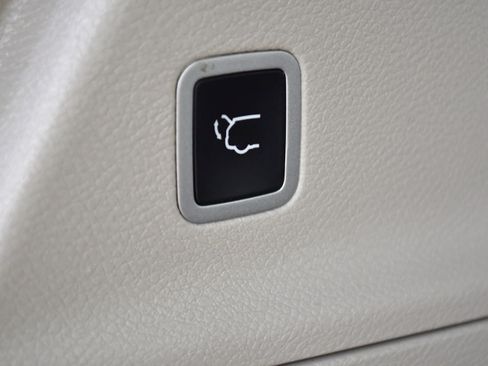 Used 2023 Chrysler Pacifica Touring-L FWD image 8