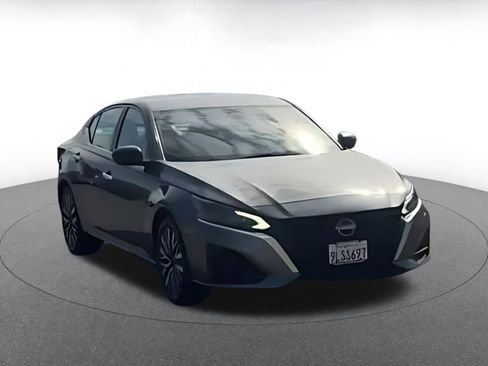 Used 2024 Nissan Altima 2.5 SV image 16