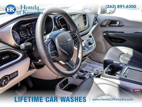 Used 2024 Chrysler Pacifica Touring-L FWD image 10