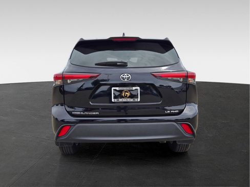 Used 2024 Toyota Highlander LE AWD/4WD image 6