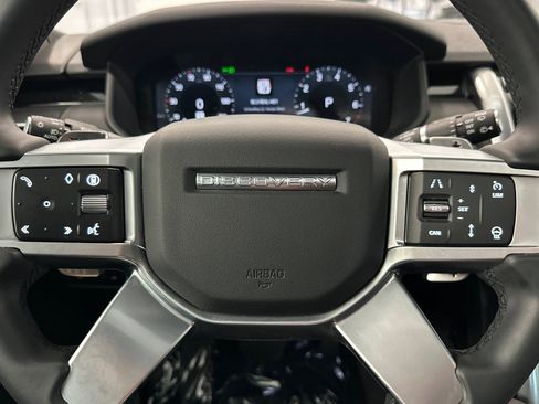 Used 2025 Land Rover Discovery S image 18
