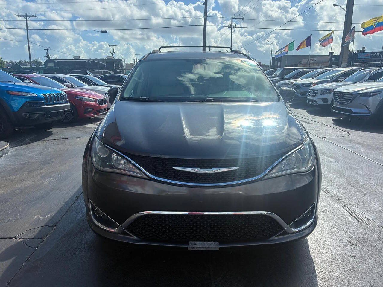 Used 2018 Chrysler Pacifica Touring-L FWD image 1