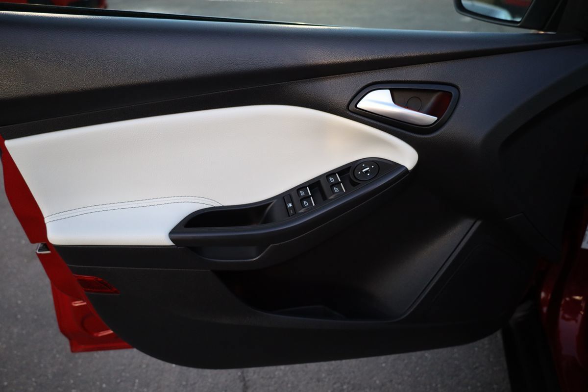Used 2012 Ford Focus Titanium FWD image 8