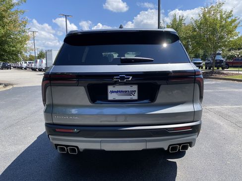 Used 2026 Chevrolet Traverse LT FWD image 8