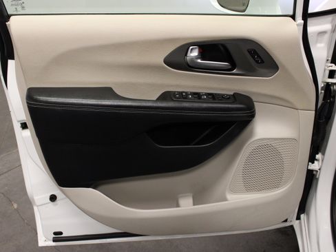 Used 2022 Chrysler Pacifica Touring-L FWD image 18