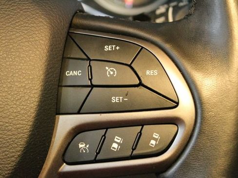 Used 2019 Jeep Cherokee Limited w/ Luxury Group image 24