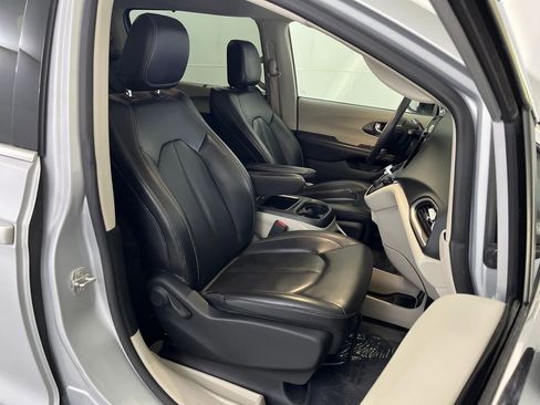 Used 2023 Chrysler Pacifica Touring-L image 40