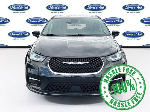 Used 2023 Chrysler Pacifica Touring-L FWD image 2