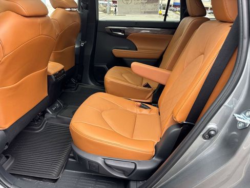 New 2026 Toyota Highlander Platinum AWD/4WD image 6