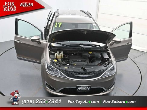 Used 2017 Chrysler Pacifica Touring-L FWD image 39