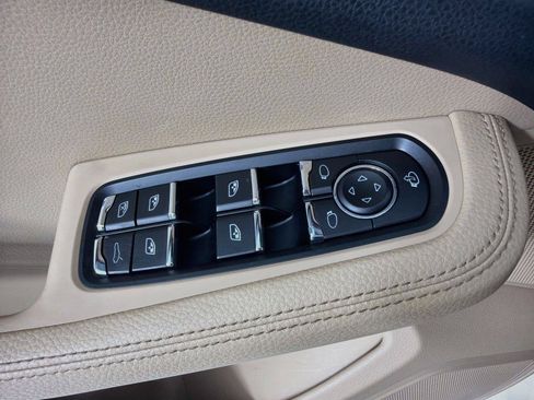 Used 2023 Porsche Macan AWD/4WD image 9