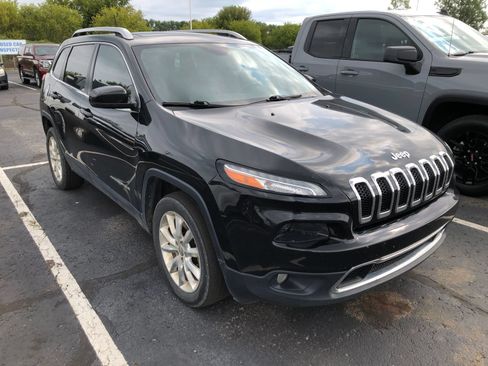 Used 2016 Jeep Cherokee Limited w/ Luxury Group AWD/4WD image 3