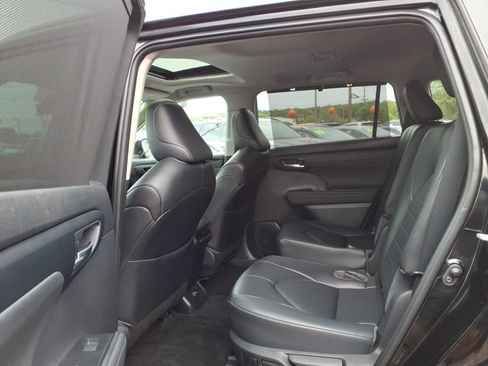 Used 2023 Toyota Highlander XLE AWD/4WD image 14