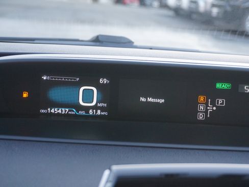 Used 2016 Toyota Prius Two image 9