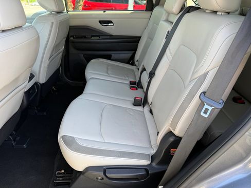 Used 2023 Nissan Pathfinder SL FWD image 30