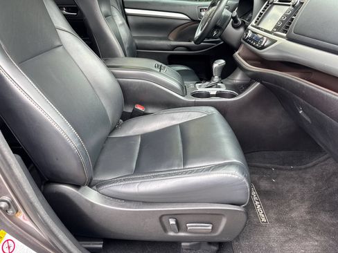 Used 2018 Toyota Highlander XLE FWD image 13