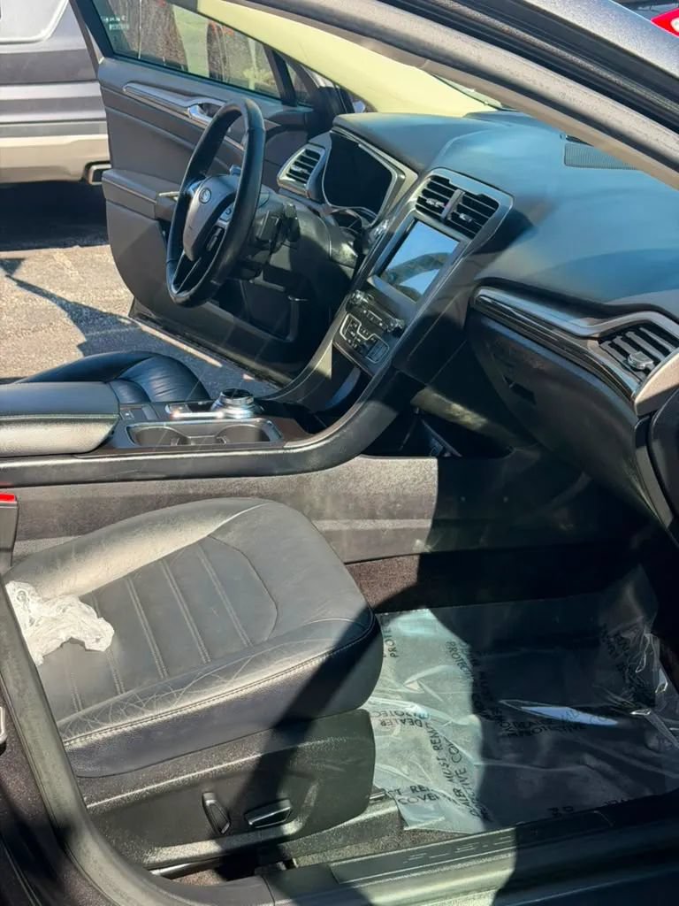 Used 2018 Ford Fusion SE w/ Fusion SE Technology Package FWD image 11