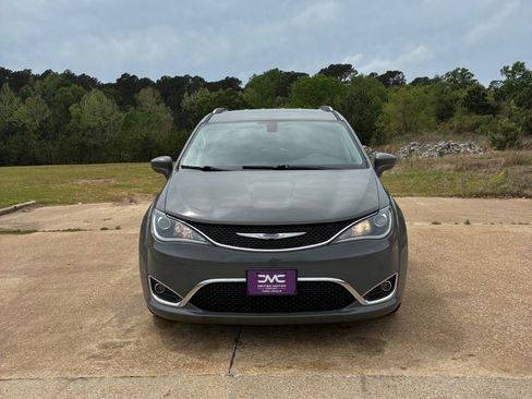 Used 2020 Chrysler Pacifica Touring-L image 2