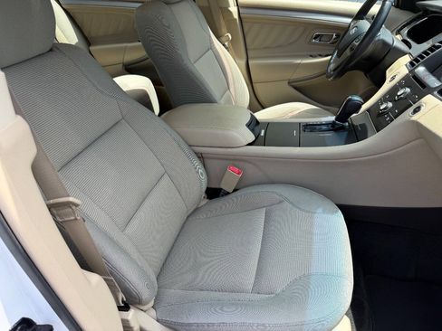 Used 2017 Ford Taurus SEL w/ Equipment Group 201A FWD image 9