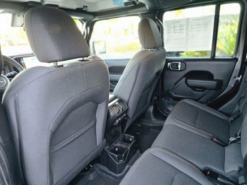 Used 2025 Jeep Gladiator Sport image 9