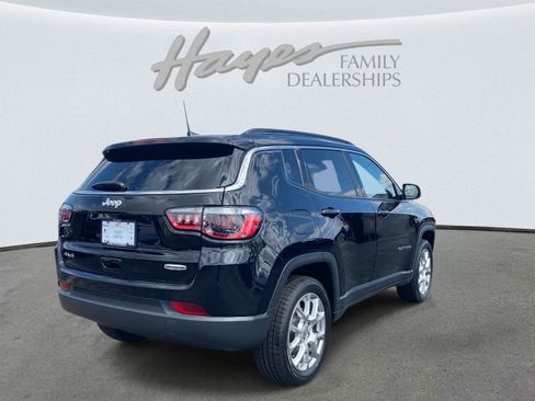 Used 2022 Jeep Compass Latitude image 3