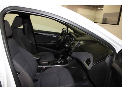 Used 2019 Chevrolet Cruze Sedan image 22