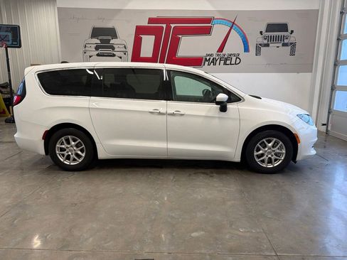 Used 2022 Chrysler Pacifica Limited FWD image 2