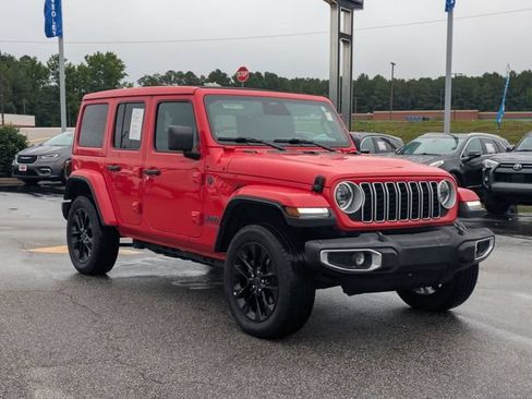 Used 2025 Jeep Wrangler Unlimited Sahara w/ Safety Group AWD/4WD image 2