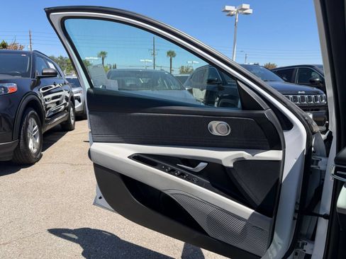 Used 2025 Hyundai Elantra Limited FWD image 18