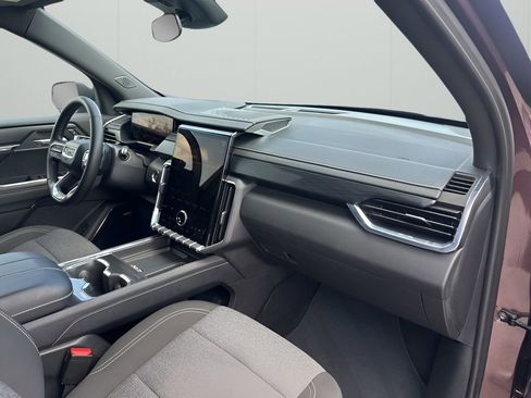 Used 2025 GMC Acadia Elevation image 14