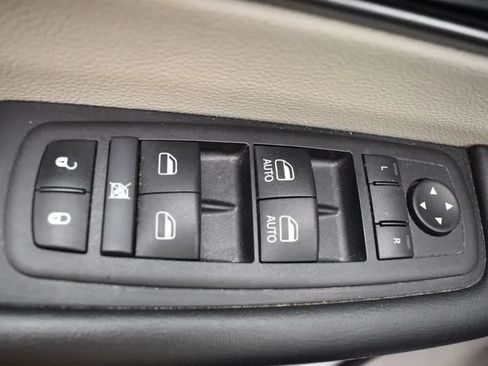 Used 2024 Chrysler Pacifica Touring-L FWD image 21