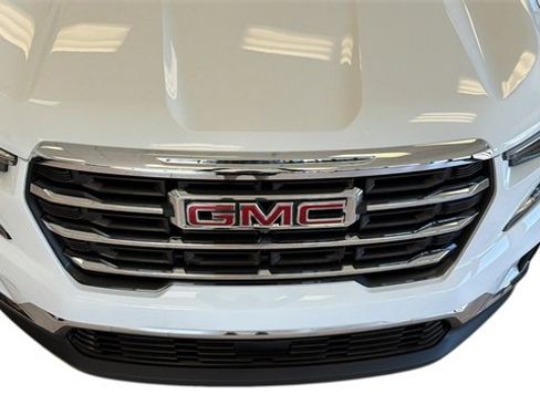 Used 2025 GMC Acadia Elevation image 9