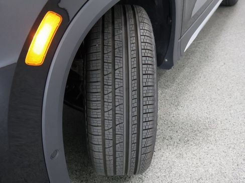 New 2025 Volkswagen Tiguan SE image 4