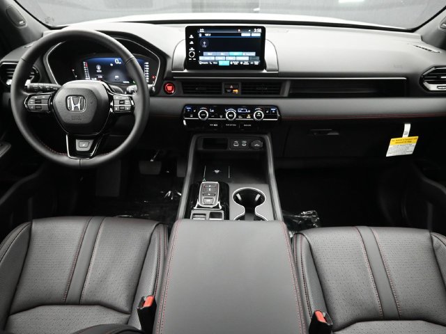Used 2025 Honda Pilot Black Edition image 17