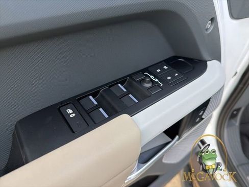 Used 2024 Land Rover Defender 130 X-Dynamic SE image 7
