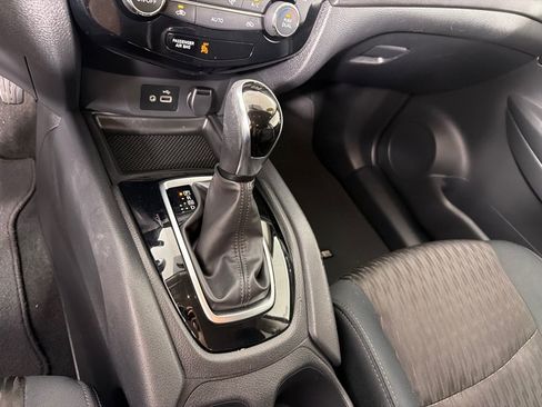 Used 2018 Nissan Rogue SV w/ Premium Package FWD image 16