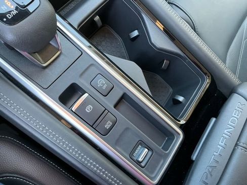 Used 2025 Nissan Pathfinder Platinum FWD image 23