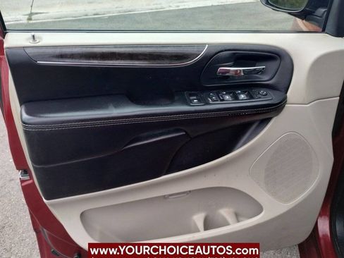 Used 2015 Chrysler Town & Country Touring image 12