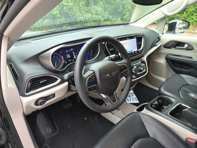 Used 2024 Chrysler Pacifica Touring-L FWD image 14
