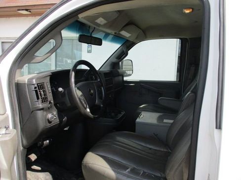 Used 2017 Chevrolet Express 3500 Extended image 10