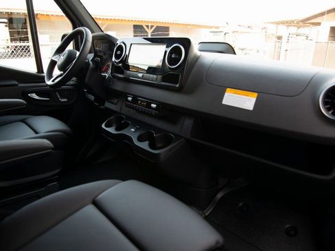 Used 2025 Mercedes-Benz Sprinter 2500 image 13