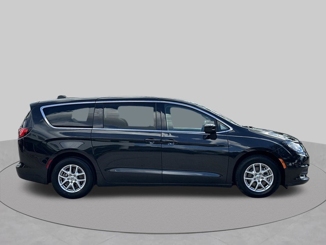 Used 2023 Chrysler Voyager LX FWD image 6