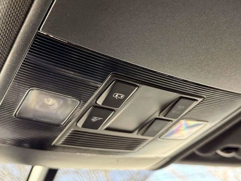 Used 2021 Volkswagen Atlas Cross Sport SE image 31