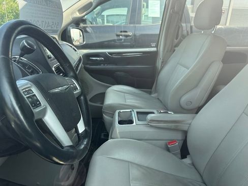 Used 2014 Chrysler Town & Country Touring w/ Driver Convenience Group FWD image 6