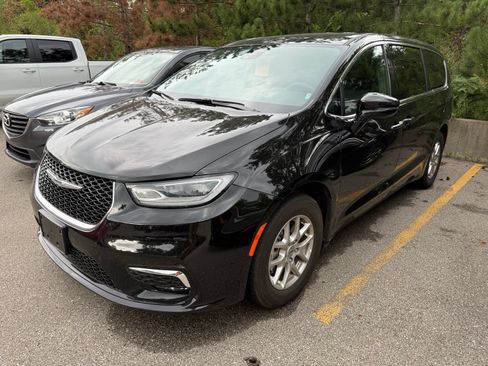Used 2025 Chrysler Pacifica Select FWD image 5