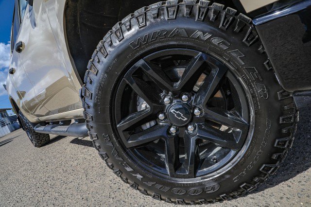 Used 2023 Chevrolet Silverado 1500 Custom Trail Boss w/ LPO, Dark Essentials Package AWD/4WD image 2