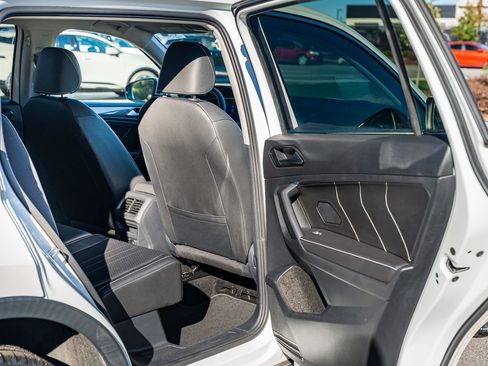 Used 2023 Volkswagen Tiguan SE image 13