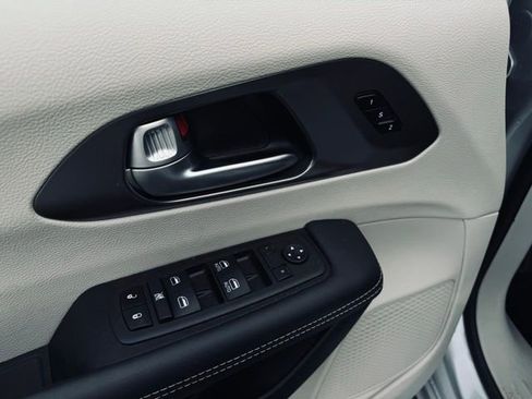 Certified 2024 Chrysler Pacifica Touring-L image 14