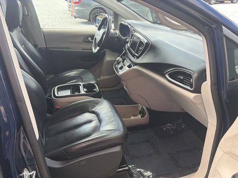 Used 2020 Chrysler Pacifica Touring-L FWD image 12
